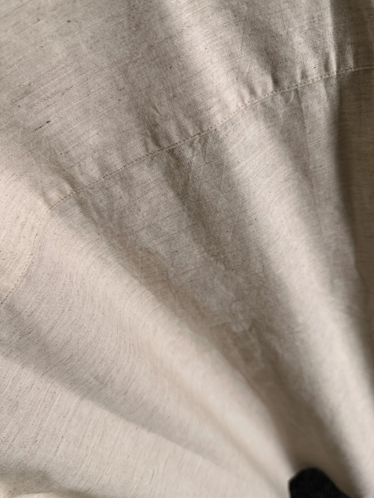 P360 Paul's 2025 new striped shirt, a versatile long-sleeved shirt for business and leisure. After a new style interpretation, with eye-catching earth tones, the fashion trend index of the entire shirt immediately soared! Made of imported 100% poplin cotton material, the light, silky and glossy silk fabric properties bring an unusual high-end visual sense. Needless to say, the upper body comfort is hand-cut. The pattern of the rear horizontal bar is restored, which is the only difference in the market! Technological electrostatic pressure spraying machine. The fluff is attracted by the plant body due to the different electric potential. It accelerates vertically and flies up to the pattern that has been scraped and primed. It is then dried in a high-temperature pipe oven to increase the fastness. The fashionable small pointed collar is paired with a flat-angle hem design, the overall simplicity and ability! Size: M-3XL